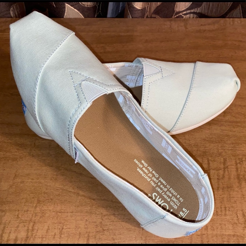 TOMS Classic Canvas Shoes in Mint Size 8.5
